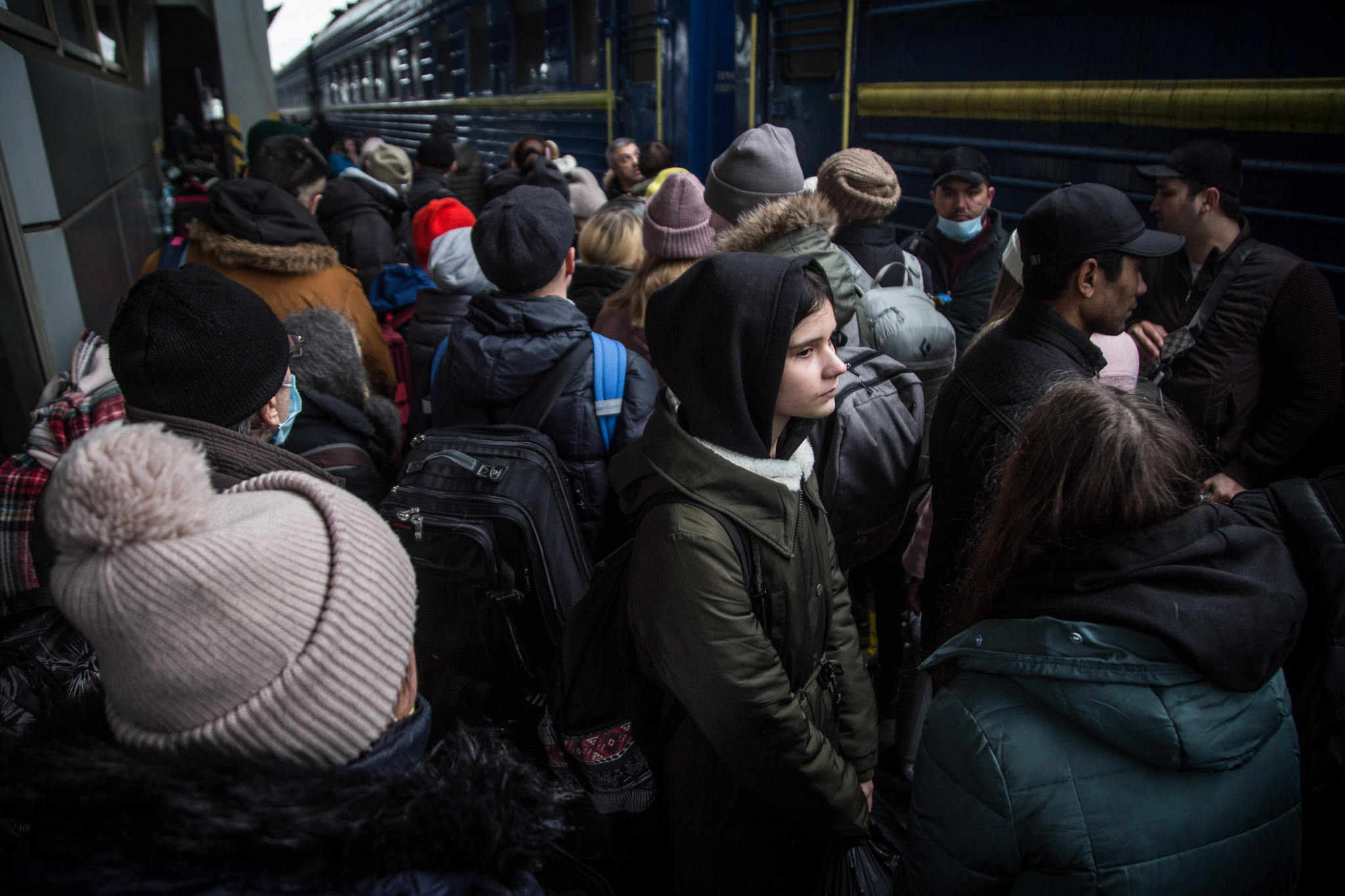 Pakolaisia odottamassa junaan nousua