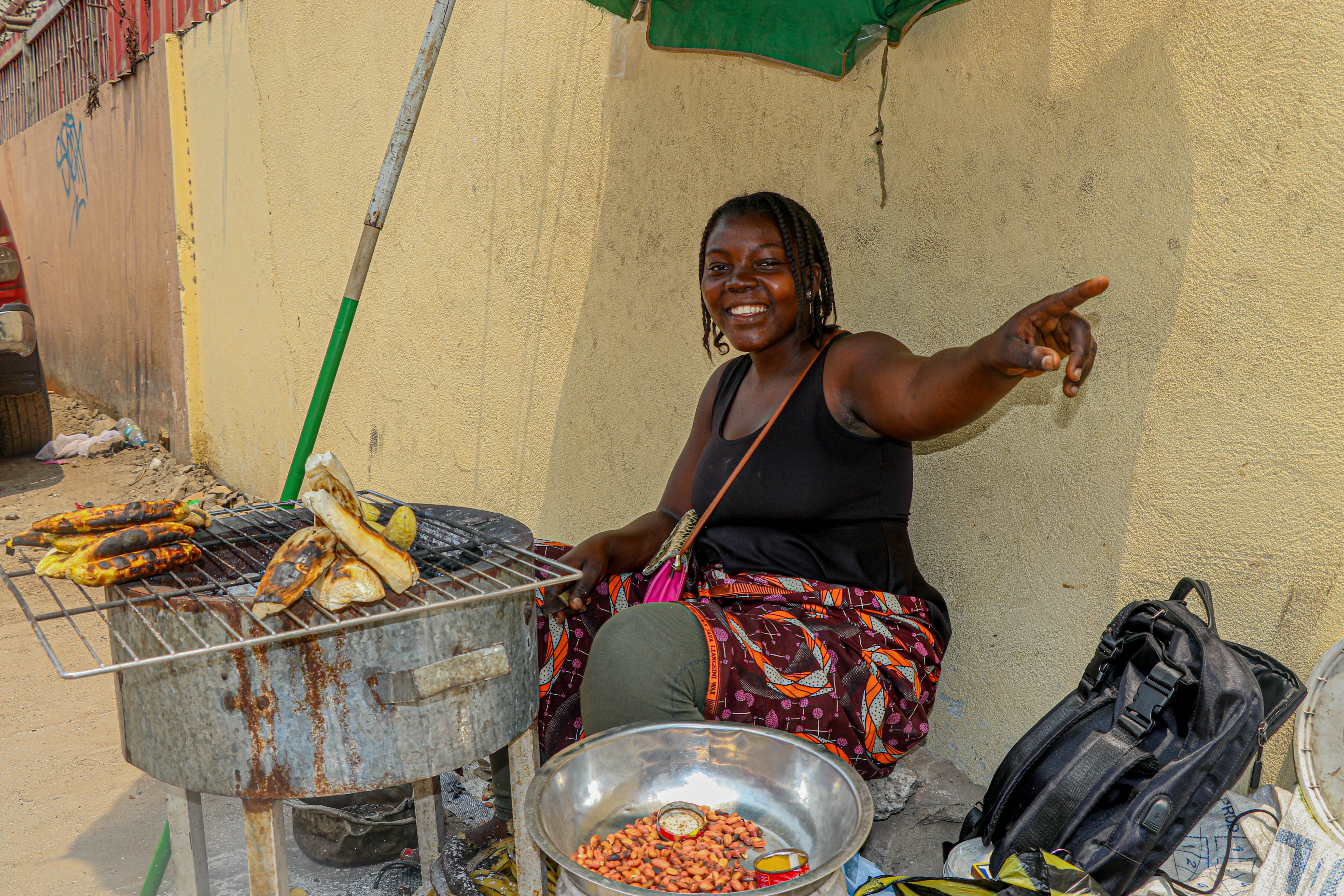 Feliciana Cassua, beneficiária do projecto, vende seus productos utilizando fogareiro melhorado em Luanda