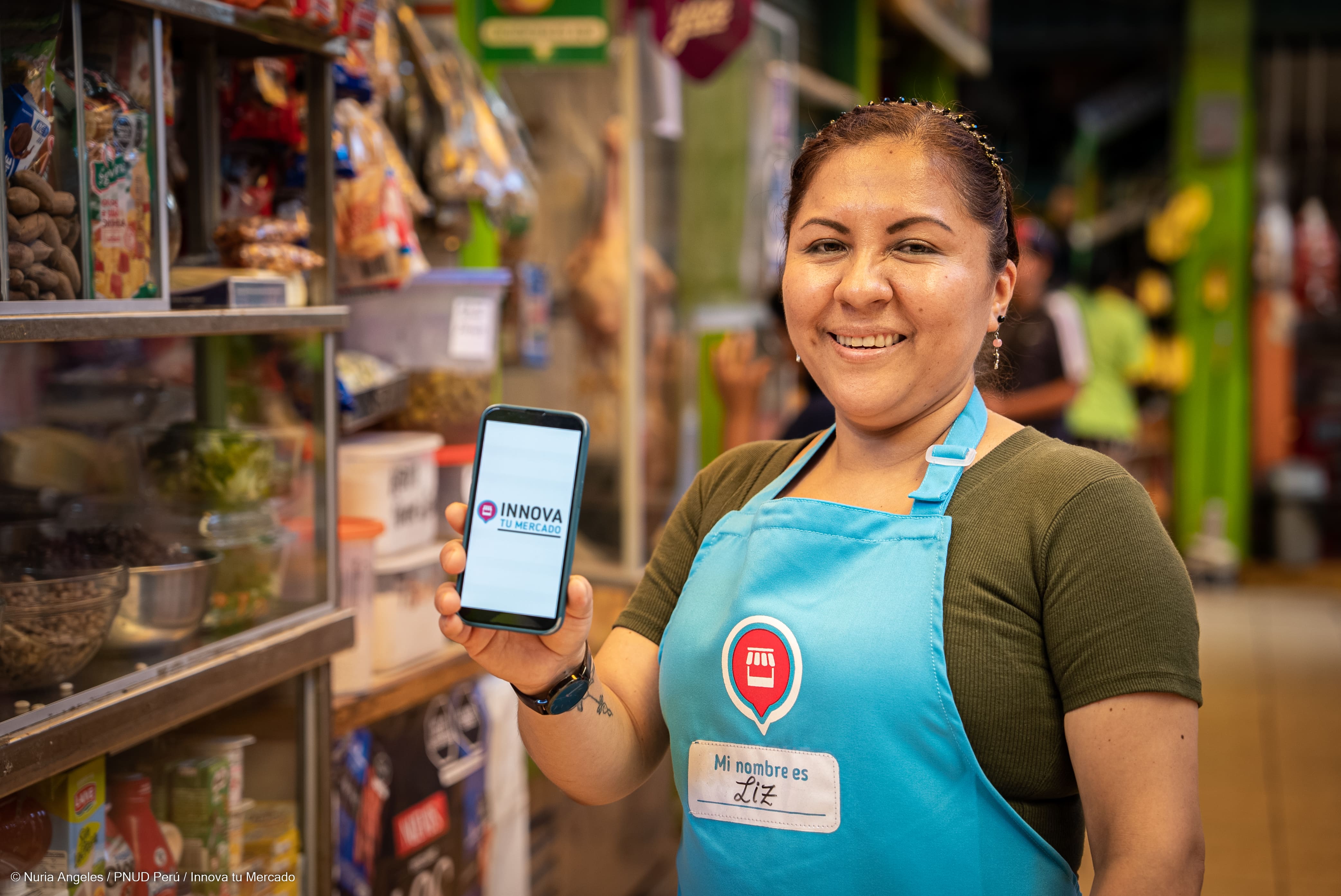 Una persona parada frente a una tienda