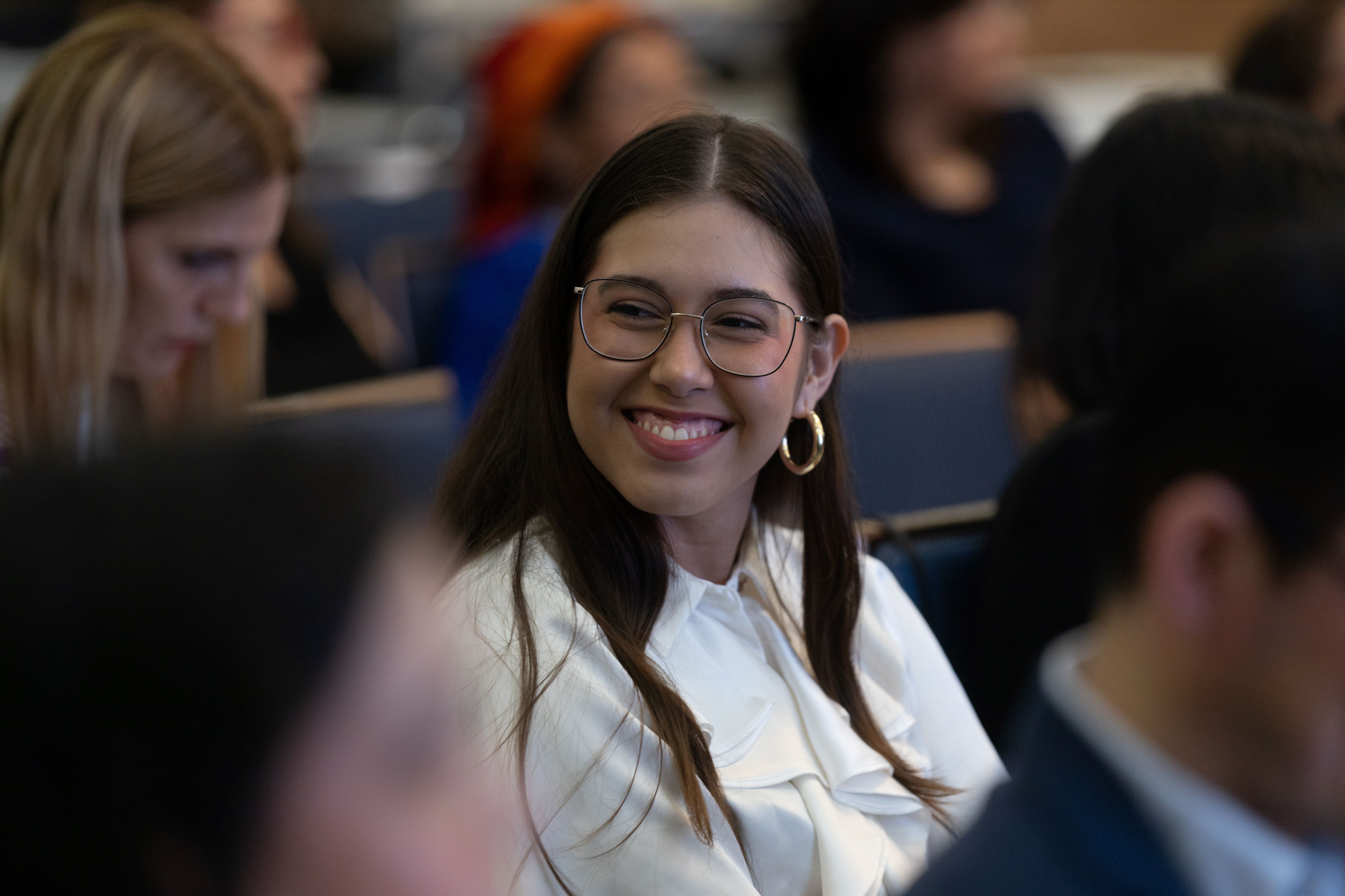 Estudiante participa en la presentación del informe