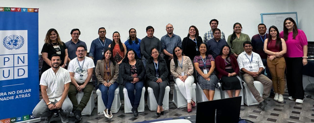 Un grupo de personas posando para una foto