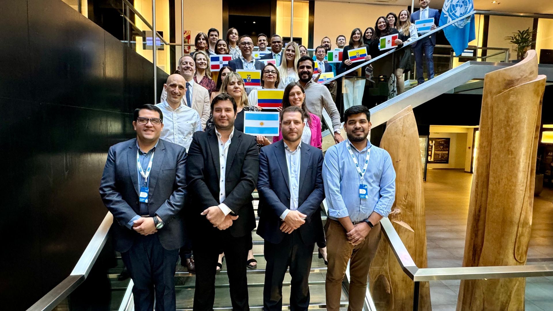 Un grupo de personas posando para la cámara