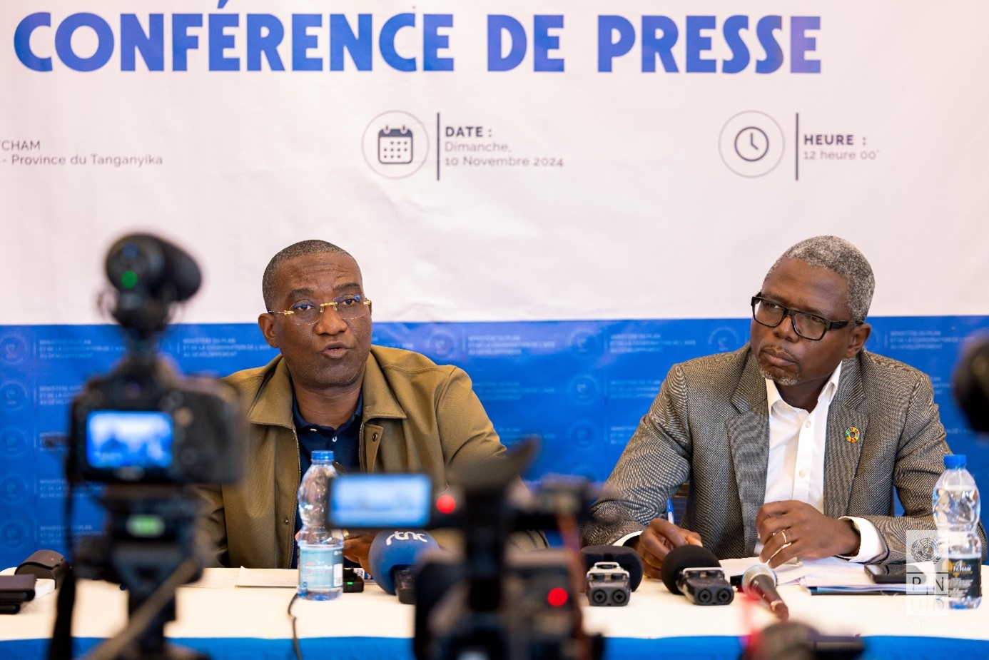 un groupe de personnes assises à une table