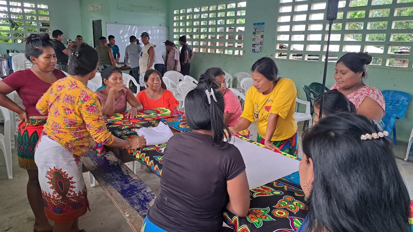 Mujeres de Bajo Chiquito participando de la sesión de mapeo comunitario