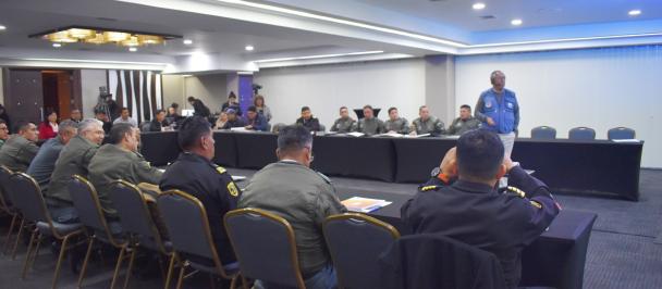 Un grupo de personas sentadas en una mesa en una habitación